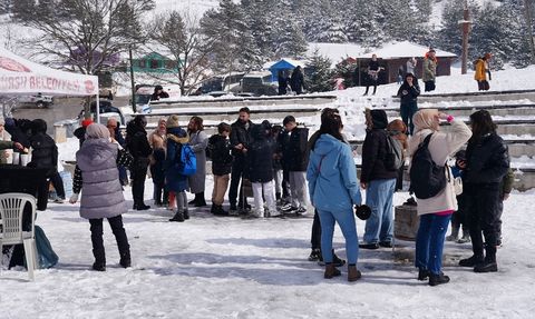 Bursa'da Renkli Görüntülerle Ericek Kar Festivali