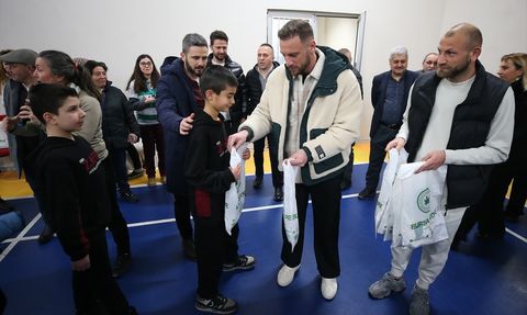 Bursaspor Forması İlkokul Öğrencilerine Hediye Edildi