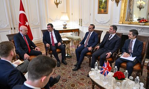 Cumhurbaşkanı Yardımcısı Yılmaz, Londra’da İngiltere Savunma Bakanı ile Görüştü