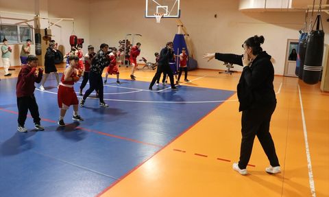 Eda Yenilmez genç boksörleri ringlerle buluşturuyor