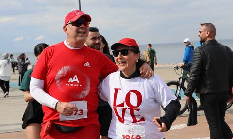 İzmir'de Sevgililer Günü'ne Özel Koşu Etkinliği Başarıyla Gerçekleştirildi