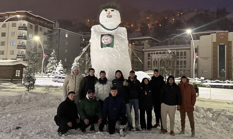 Rize'de Gençlerden 4,5 Metrelik Kardan Adam