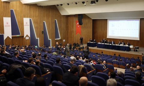 Türkiye'nin Yenilenebilir Enerji Hedefleri: Bakan Bayraktar Açıklamada Bulundu