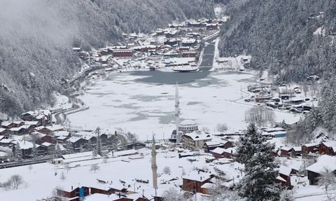 Uzungöl Buz Tutuyor: Kış Manzarasıyla Büyülüyor