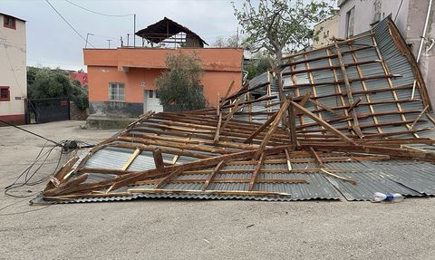 Adana'da Şiddetli Rüzgar Müstağil Evin Çatısını Uçurdu