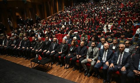 Adana Valisi Yavuz Selim Köşger, 'Yeşil Sahne' Söyleşisinde Gençlere Seslendi