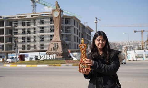 Adıyaman'da Kadınlar, Depremin Simgesi Saat Kulesinin Maketini Yapıyor