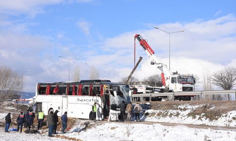 Afyonkarahisar'da Otobüs Devrildi: 1 Ölü, 25 Yaralı