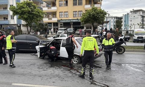 Alanya'da Dur İhtarına Uymayan Sürücü Kaza Yaptı