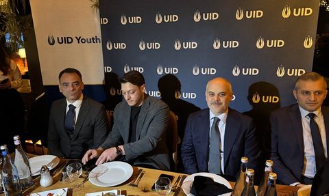 Almanya'da Türklerin İftarı: Kılıç ve Özil Buluştu