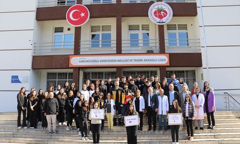 Amasya'da Lise Öğrencilerinden Sağlık Çalışanlarına Sürpriz Kutlama