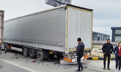 Amasya'da Tır Römorkuna Çarpan Otomobilde Dört Yaralı