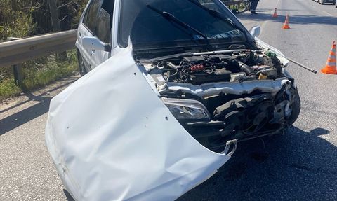 Antalya'da Bariyerlere Çarpan Araçta Sürücü Yaralandı