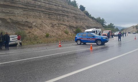 Antalya'da Otobüs ve Otomobil Kazası: 2 Ölü, 4 Yaralı