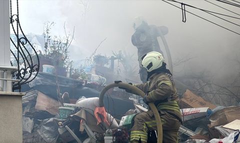 Ataşehir'de Tek Katlı Binada Yangın Çıktı