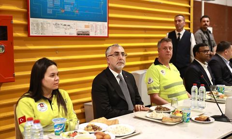 Bakan Işıkhan Mersin Limanı'nda İşçilerle İftar Yaptı
