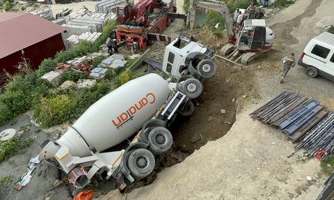 Beton Mikseri Çökme Olayında Yan Yattı