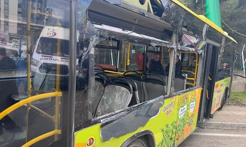 Bursa'da Halk Otobüsü Aydınlatma Direğine Çarptı: 8 Yaralı