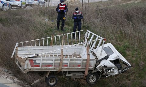 Çanakkale'de Kaldırıma Çarpan Kamyonet Alt Geçide Düştü: Sürücü Hayatını Kaybetti