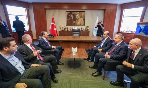 CHP Genel Başkanı Özgür Özel, Beylikdüzü Belediyesini Ziyaret Etti