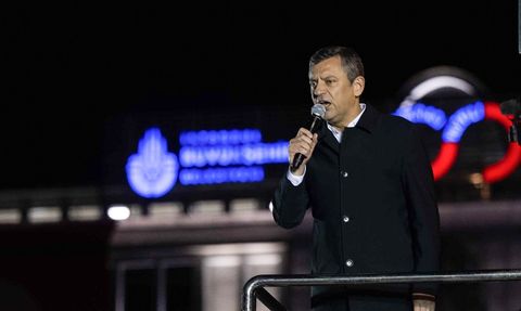 CHP Genel Başkanı Özgür Özel'den İBB Önünde Açıklamalar