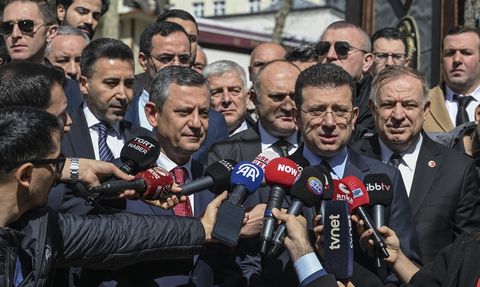 CHP Genel Başkanı Özgür Özel Hırka-i Şerif Camisi'nde Cuma Namazı Kıldı