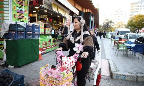Çiçeklerle Süslü Bisikletin Hikayesi