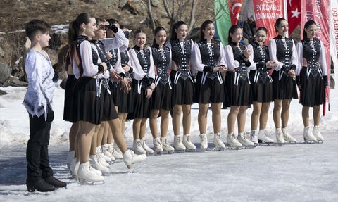 Çıldır Gölü'nde Senkronize Buz Pateni Gösterisi
