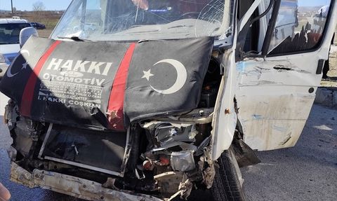 Çorum'da İki Ticari Araç Çarpıştı: 3 Yaralı