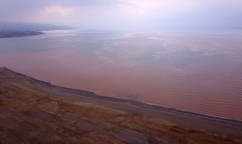 Debisi Artan Dere, Van Gölü'nde Renk Değişikliğine Yol Açtı
