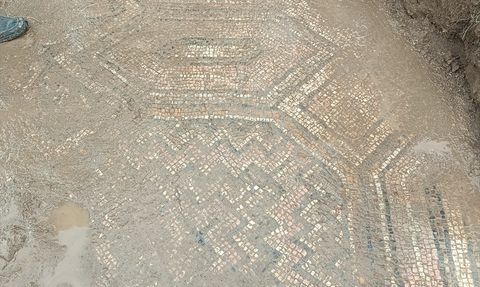 Diyarbakır'da Mezar Kazısında Tarihi Mozaik Bulundu