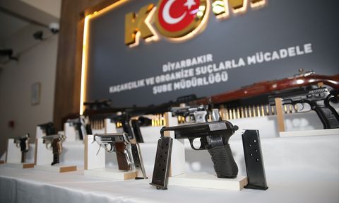 Diyarbakır ve Batman'da Kaçak Silah Operasyonu: 17 Gözaltı