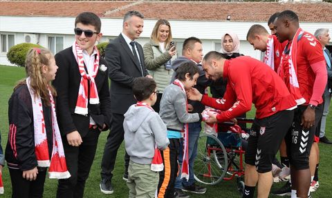 Down Sendromlu Çocuklar Futbolcularla Buluştu