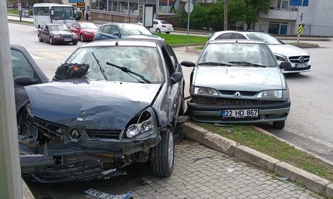 Edirne'de Trafik Kazası: İki Araç Çarpıştı
