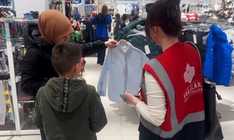 Edirne Vakıflar Bölge Müdürlüğü'nden İhtiyaç Sahibi Çocuklara Bayram Hediye