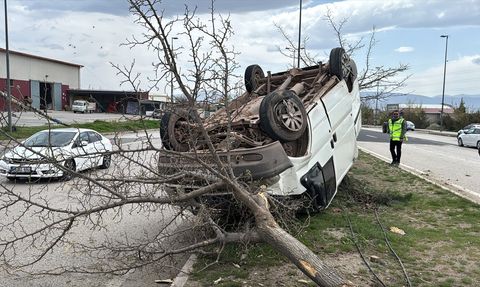 Elazığ'da Hafif Ticari Araç Devrildi: Sürücü Yaralı
