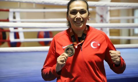 Elif Güneri'nin Coşkulu Karşılaması: Dünya Üçüncüsü Boksör