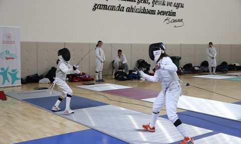 Eskişehir'de Okul Sporları Eskrim Türkiye Şampiyonası Başladı