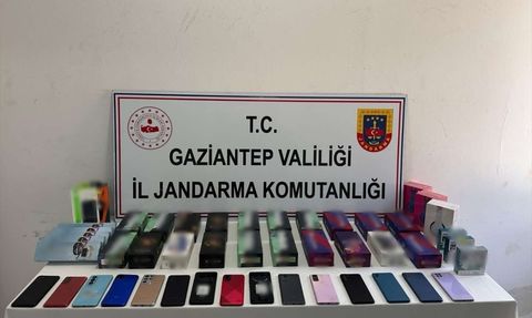 Gaziantep'te Kaçakçılık Operasyonu: 2 Gözaltı ve 107 Cep Telefonu Ele Geçirildi