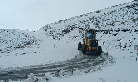 Hakkari'de Kapanan Yollar Yeniden Ulaşıma Açıldı