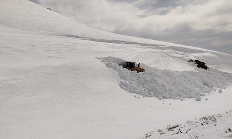 Hakkari'de Karla Mücadele Çalışmaları Devam Ediyor