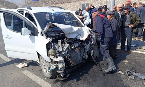 Hakkari'de Trafik Kazası: 9 Yaralı