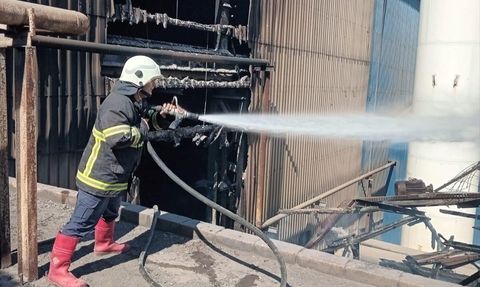 Hatay'da Fabrika Yangını: İtfaiye Ekipleri Söz Konusu