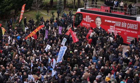İBB Başkanı İmamoğlu'na Gözaltı Tepkisi: CHP Genel Merkezi'nde Eylem