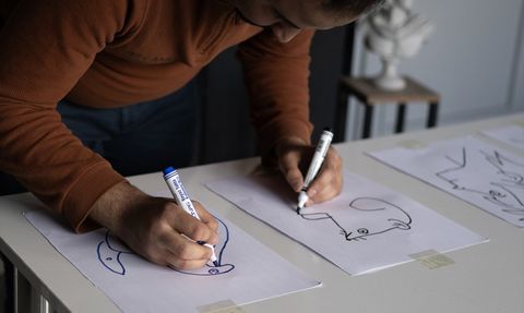 İki Elle Farklı Resimler Çizen Genç Yetenek