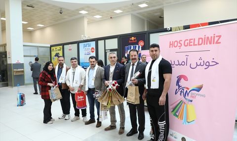 İranlı Turistler Van'da Çiçeklerle Karşılandı