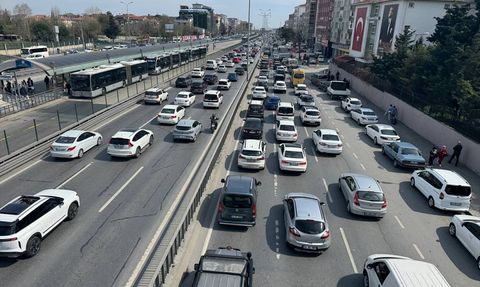 İstanbul'da Bayram Ziyaretleri Trafik Yoğunluğunu Artırdı