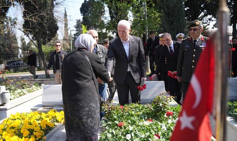 İstanbul Valisi Davut Gül'den Edirnekapı Şehitliği Ziyareti