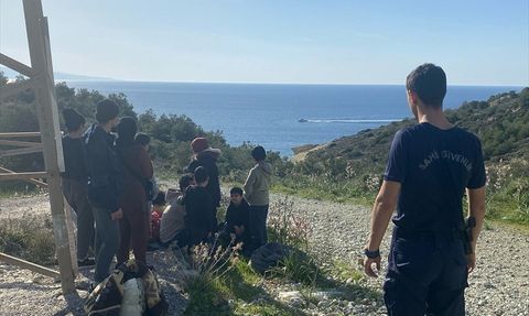 İzmir'de 32 Düzensiz Göçmen Yakalandı