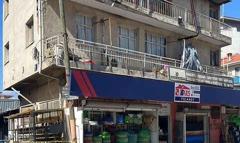 İzmir'de Rüzgarın Yıkıcı Gücü: Duvar Otomobile Zarar Verdi